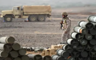 بالفيديو طفلة تطلب من والدها أن لا يعود من اليمن إلا بإحدى الحسنيين