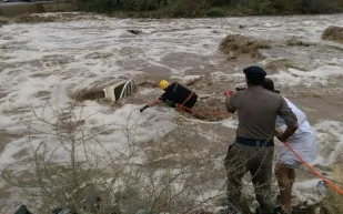 فيديو| رغم التحذيرات.. شباب يسبحون في مياة السيول بتهور 