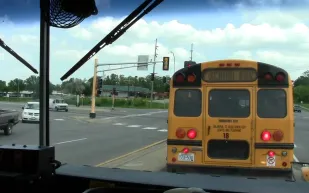 فيديو| سائق متهور يقود باص طالبات بسرعة جنونية فيديو| سائق متهور يقود باص طالبات بسرعة جنونية