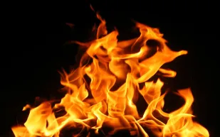 بالفيديو حريق في أحد الابراج السكنية بأبوظبي