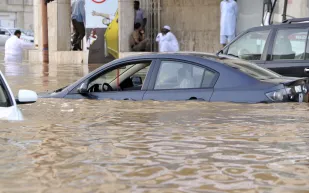 شاهد | لحظة انجراف سيارة الطفل نواف الأحمر ووفاته بسبب السيول