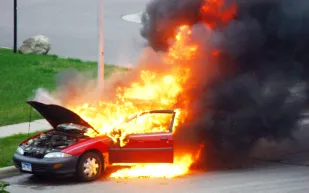 فيديو | حربق سيارة أمام وزارة الداخلية