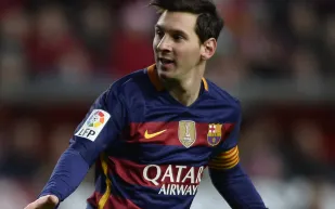 بالصور..أهرامات الجيزة تحتضن ميسي 