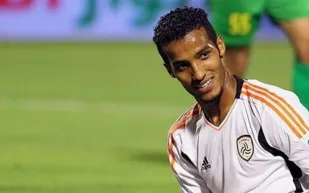 شاهد| نايف الهزازي يحرج أحد المتعصبين: «قفشتك»