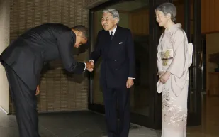 كيف يلقي البشر التحية حول العالم؟.. بينها «القفز وإخراج اللسان»