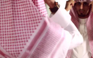 فيديو| قام بتعديل شماغه ومن ثم سرقها