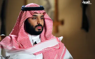 فيديو| ولي ولي العهد ينحني ويقبل قدم خادم الحرمين بالمطار