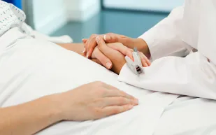 طبيبة رفضت فحص طفلة تأخرت 4 دقائق  فماتت