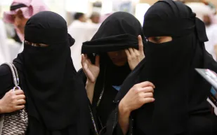 فتاتان تسرقان نظارة أصلية.. وصاحب المحل يمهلهن شهر وإلا