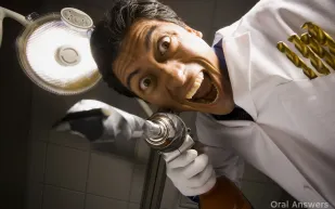 نجار آسيوي يعمل طبيب أسنان بالأحساء