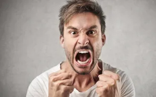 فيديو | خطأ طبي تسبب بوافاة أخيه فقام بتكسير المستشفي 