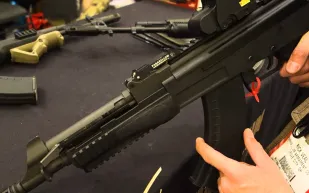 فيديو| أراد الاستعراض بسلاحه فحطم سيارته