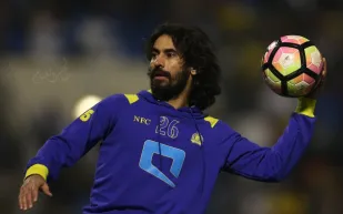 فيديو| اللاعب حسين عبدالغني يترك كرة القدم ويتحول لـ «الطائرة»!