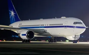 فيديو| جلسة طربية بالعود على طائرة «أرامكو» والمضيف يُغني