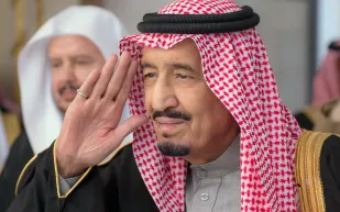 فيديو| إمبراطور اليابان يقدم زهرة الأقحوان لخادم الحرمين