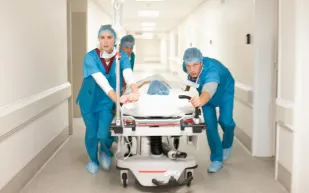 فيديو غريب لنقالة مرضى تتحرك بنفسها.. ما تفسيرك؟