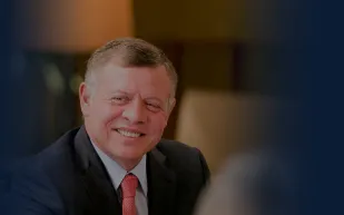 شاهد| ملك الأردن مع «سولت باي» ويقلده في رشة الملح الشهيرة