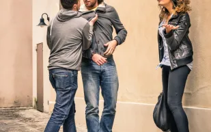 فيديو| مشاجرة عنيفه في مقهى بالكويت.. «حُطم المكان بالكامل»