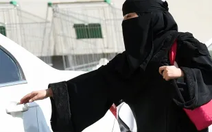 بالفيديو| تجمع آلاف الريالات من التسول وتغادر فى سيارة حديثة