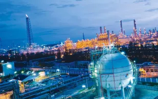 رئيس أرامكو يعرض على الصين سواحل السعودية!