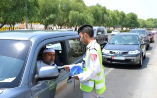 فقط في كوكب الإمارات ضابط يخالف نفسه لتسببه في حادث