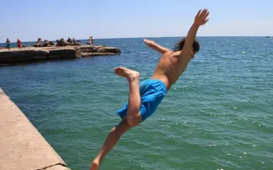 فيديو| حاول استعراض مهاراته في السباحة.. فكانت النهاية قاسية