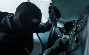 فيديو| طلبوا تجربة سيارة داخل معرض بالرياض فقرروا الهروب بها فيديو| طلبوا تجربة سيارة داخل معرض بالرياض فقرروا الهروب بها