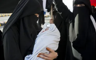 فيديو| يمنية تبكي على الهواء لمدير الجوازات السعودي.. إليك ما فعله