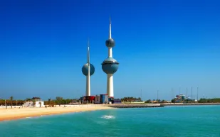 شاهد عراك بالأيدي بين مواطن كويتي وشرطي لدفاعه عن وافد آسيوي