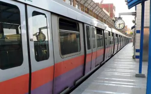 بالفيديو عاملة أمن بمترو الانفاق تتجاهل سيدة علقت رأسها بالأبواب