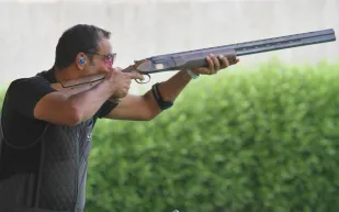 شاهد سعوديون يتدربون على الرماية في الصحراء لكنهم يفاجئون بشيء غير متوقع