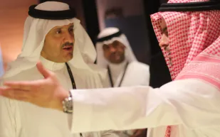 فيديو| سلطان بن سلمان يتجاذب أطراف الحديث مع أحد المسنين في قطار الشمال