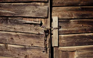 فيديو|أبناء يحتجزون والدهم المسن بالسلاسل في السعودية