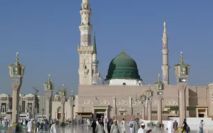 فيديو| مسنة تُدلك زوجها في الحرم النبوي