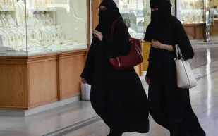 فتاه سعودية تتلقى ثلاث طلقات نارية من رجل أمن!