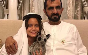 محمد بن راشد ينشر صورة مع ابنته ويعلق: "وين عقالي؟"