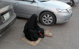 موظف كبير يجبر زوجته وأولاده على التسول في مصر