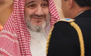 خالد بن طلال يهنئ ابنه الأمير النائم بآيات مؤثرة