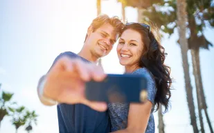 توقف عن التقاط السيلفي بيدك اليمنى