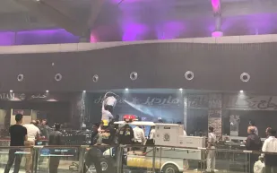 بالفيديو حريق في مركز صحارى بالشارقة