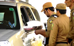 فيديو| الاعتداء على رجل أمن في مضاربة جماعية