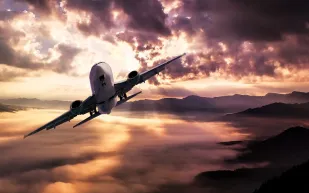 رموز يسمعها المسافرون على الطائرات دون فهمها.. إليك ما تعنيه