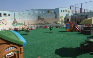 فيديو مؤلم طفلة تبكي وتتوسل مطرودة خارج الحضانة في عمان