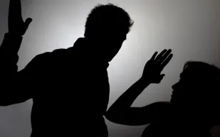 وكلته على ممتلكاتها فكافأها بالتعنيف والخيانة