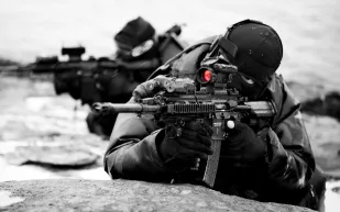 فيديو| هكذا يمارس قناص حرس الحدود السعودي عمله