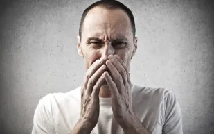 ما هي مخاطر كتم العطاس؟