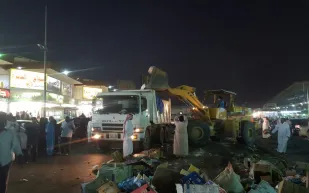 فيديو غريب لإزالة مخالفات سوق بجدة بطريقة فوضوية