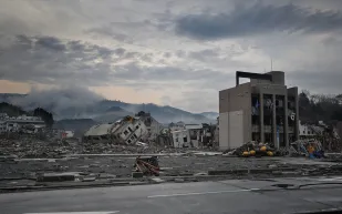 فيديو| إزالة «مبنى» أثناء مرور السيارات بالمدينة المنورة