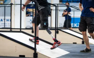 فيديو| مؤثر ممرضة تتدرب مرابطأ فقد ساقيه علي الماشي بأطراف صناعية