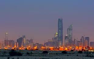 العباءات النسائية تطيح بمدير مركز الملك عبدالله المالي